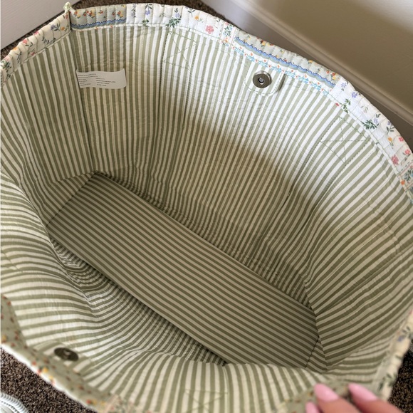 No Boundaries Quilted Tote & Pouch - Picture 6 of 8